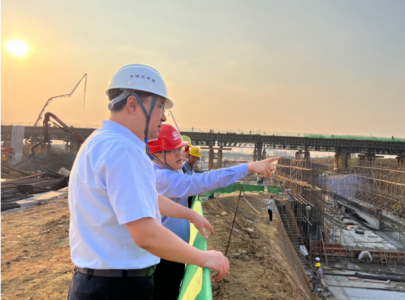 集團(tuán)黨委書記、董事長(zhǎng)涂建平赴洪騰高架 施工一線進(jìn)行調(diào)研